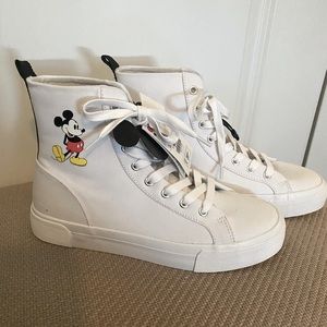 High top Mickey Mouse sneaker